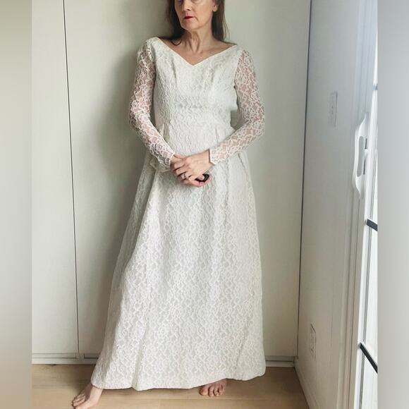 Vintage Lace White Wedding Gown Floor Length Size 4 long Sleeve Elegant Classic - Picture 9 of 9
